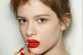Maquillage : bien appliquer son rouge à lèvres rouge