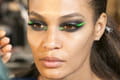Fashion week haute couture : le look maquillage fluo d'Atelier Versace