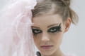 Fashion week haute couture : le maquillage gothique chic de Chanel