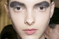 Fashion week prêt-à-porter Paris : maquillage argenté chez John Galliano