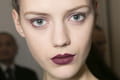 Fashion week prêt-à-porter Paris : maquillage lie-de-vin chez Anthony Vaccarello par Estée Lauder