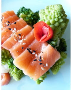 Sashimi saumon au sel gomasio et son trio de choux