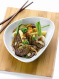 wok d'onglet de veau, pleurotes, mini légumes, coriandre fraîche