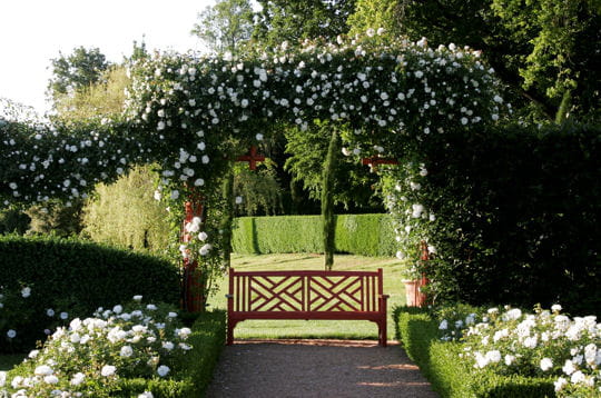 le jardin blanc, autre nom de la roseraie, évoque à la perfection le calme et