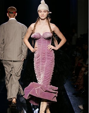 Les cr&eacute;ations de Jean-Paul Gaultier : Robe aux seins coniques