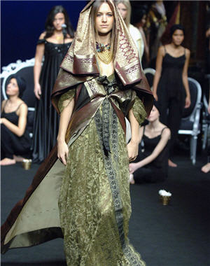 Défilés haute couture :  Robe sari de Eymeric François