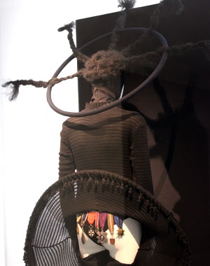 Jean-Paul Gaultier et Régine Chopinot : un costume du "Défilé", passage "Fenêtres sur corps"