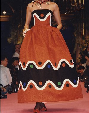 Les cr&eacute;ations de la maison Lacroix : robe bustier haute couture, printemps-&eacute;t&eacute; 1988