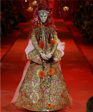 Les créations de la maison Lacroix : robe de mariée rouge et or haute couture, automne-hiver 2002