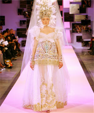 Les cr&eacute;ations de la maison Lacroix : robe de mari&eacute;e en dentelles haute couture, printemps-&eacute;t&eacute; 2007