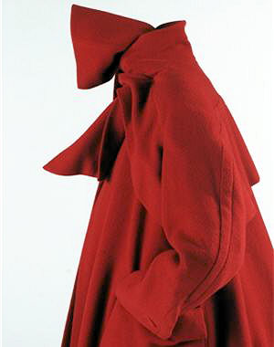 60 ans de Dior : manteau rouge braise