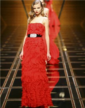 Les cr&eacute;ations de Valentino : robe du soir, collection pr&ecirc;t-&agrave;-porter automne-hiver 2007