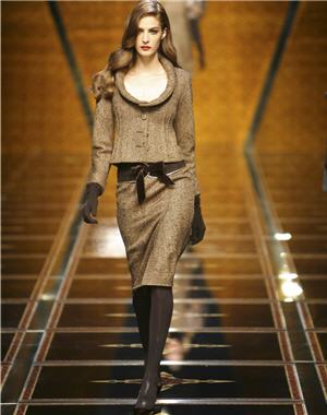 Les créations de Valentino : Tailleur jupe, collection prêt-à-porter automne hiver 2007