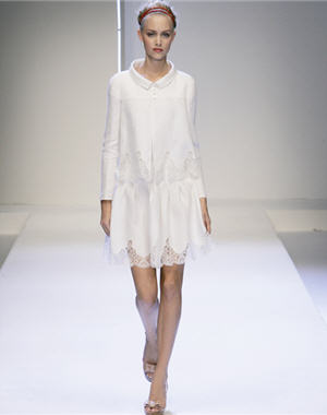 Les cr&eacute;ations de Valentino : robe de jour, collection pr&ecirc;t-&agrave;-porter printemps-&eacute;t&eacute; 2007