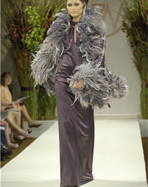 D&eacute;fil&eacute;s haute couture automne-hiver 2007 : robe du soir violine de G&eacute;rald Watelet