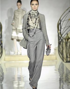 Défilés haute couture automne-hiver 2007 : tailleur pantalon gris de Carven