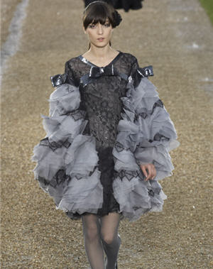 Défilés haute couture automne-hiver 2007 : robe du soir grise de Chanel 