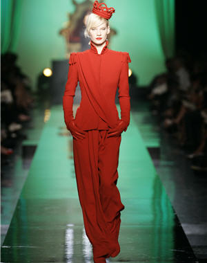 Défilés haute couture automne-hiver 2007 : ensemble rouge de Jean-Paul Gaultier