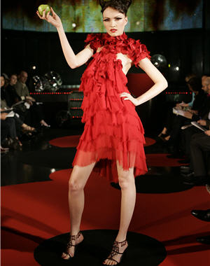Défilés haute couture automne-hiver 2007 : robe à volants de Nicolas Le Cauchois