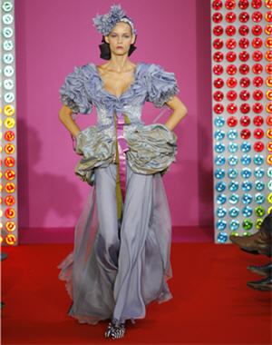 Les défilés haute couture printemps-été 2008 : Robe bouillonnée gris perle de Christian Lacroix