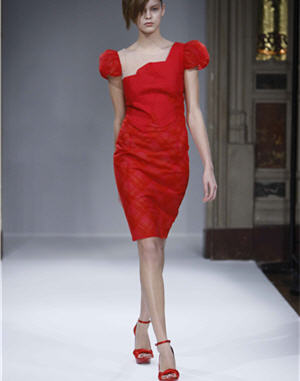 Les défilés haute couture printemps-été 2008 : Robe rouge vermillon d'Anne-Valérie Hash