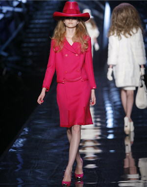 Défilés prêt-à-porter automne-hiver 2008-2009 : Tailleur rose fuschia de Dior par John Galliano