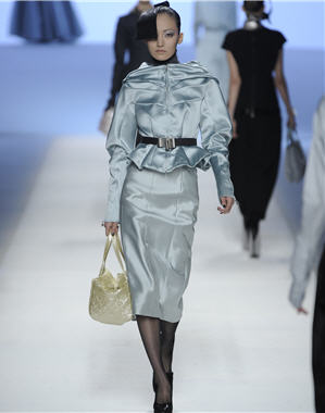 Défilés prêt-à-porter automne-hiver 2008-2009 : Tailleur jupe de Louis Vuitton
