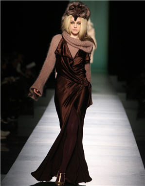 Défilés prêt-à-porter automne-hiver 2008-2009 : robe prune de Jean-Paul Gaultier