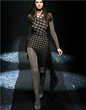D&eacute;fil&eacute;s pr&ecirc;t-&agrave;-porter automne-hiver 2008-2009 : Robe-filet de Martin Margiela