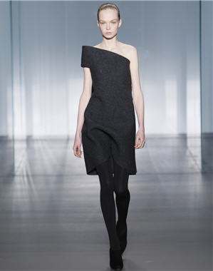 Défilés prêt-à-porter automne-hiver 2008-2009 : Robe asymétrique de Calvin Klein