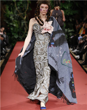Défilés prêt-à-porter automne-hiver 2008-2009 : Robe longue ajourée de Vivienne Westwood