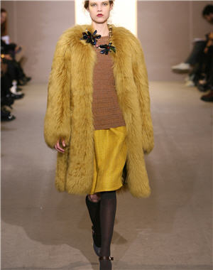 Défilés prêt-à-porter automne-hiver 2008-2009 : Manteau en fourrure moutarde de Marni
