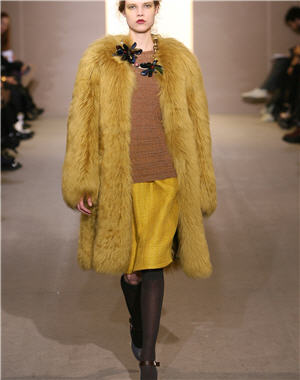 D&eacute;fil&eacute;s pr&ecirc;t-&agrave;-porter automne-hiver 2008-2009 : Manteau en fourrure moutarde de Marni