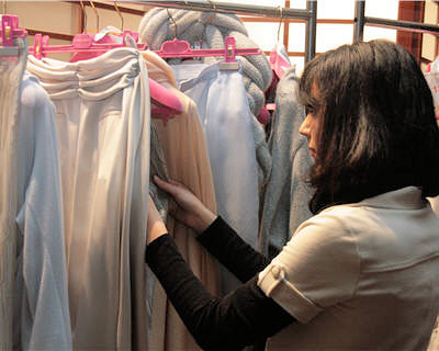 Ambiance en backstage : Une habilleuse consciencieuse