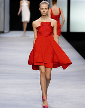 Défilés prêt-à-porter été 2008 : Simplicité couture chez Céline