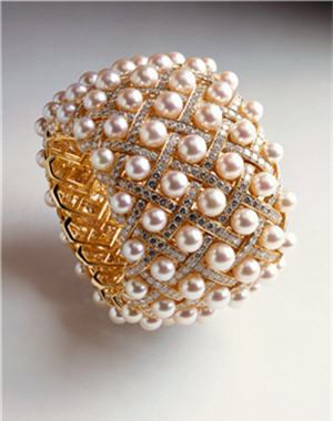 10 parures joaillières portées à Cannes : bracelet "Matelassé" de Chanel