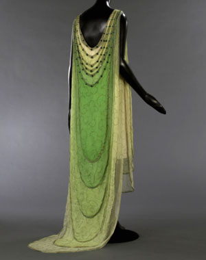 La mode des Années folles : robe de soie en mousseline de soie brodée de Madeleine Vionnet