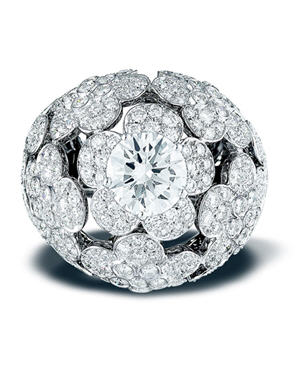 12 bagues de luxe : La bague "Champs de Camélias" de Chanel Joaillerie