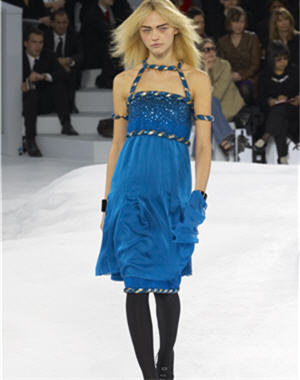 10 robes en Technicolor : robe bleue de Chanel