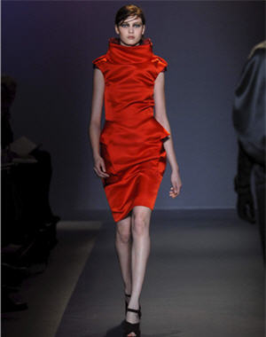 10 robes en Technicolor : robe rouge de Costume National