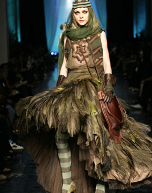 10 excentricit&eacute;s de cr&eacute;ateurs : robe &agrave; plumes de Jean-Paul Gaultier