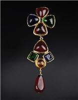 Bijou vintage de Chanel mis en vente sur Yoox.com
