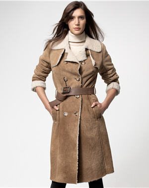 5 tenues à acheter en soldes : le manteau en peau lainée de Lola