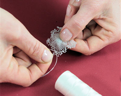 Créer un bracelet : passer un fil autour du rond de dentelle