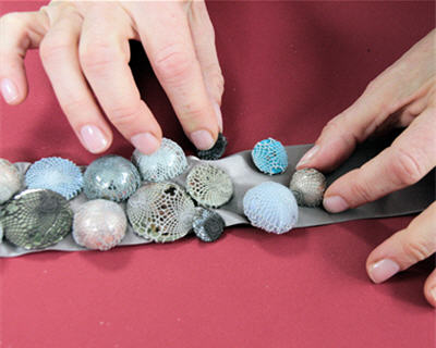 Créer un bracelet : disposer les boutons sur le ruban