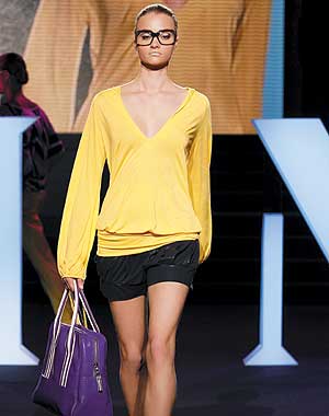 10 tenues acidulées pour l'été : pull léger jaune de Mango