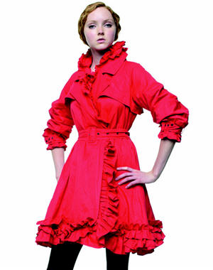 10 vestes de mi-saison : Trench rouge de Christian Lacroix pour La Redoute