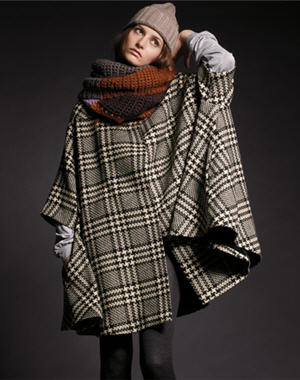 10 manteaux tendance : poncho à carreaux d'H&M