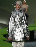 Trench argent&eacute; de Marc Jacobs