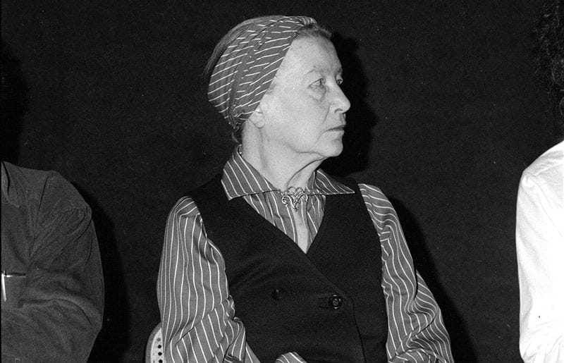 simone de beauvoir en juin 1978, coiffée de son&nbsp;fameux turban. l'écrivain